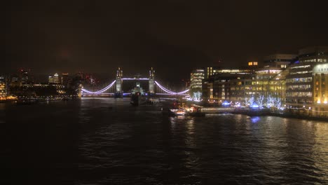 puente de la torre con reflejos en el támesis por la noche