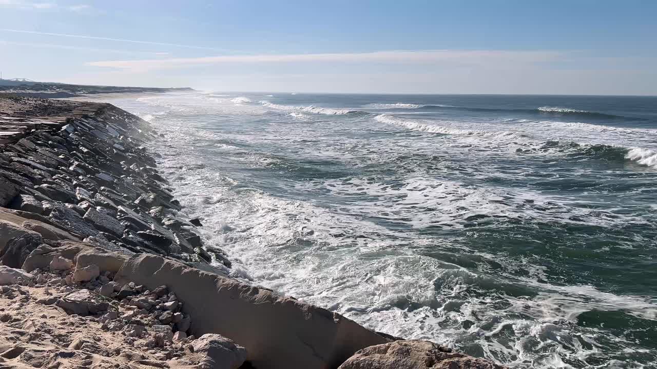 Onde dell'Oceano Atlantico che si infrangono dopo una tempesta.