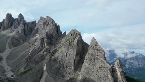 las torres de mordor, y los escarpados picos de dolomitas se elevan bruscamente, italia