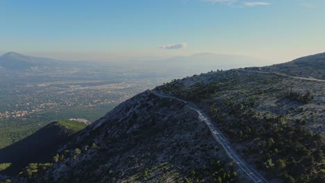 Carretera-De-Montaña-Con-La-Ciudad-De-Atenas-Al-Fondo---Parnitha