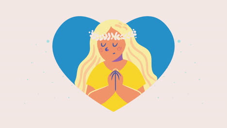 una chica rubia rezando en su corazón.