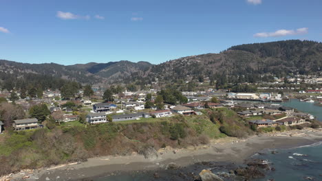 Estructuras-Residenciales-En-Los-Acantilados-Costeros-De-Brookings-En-La-Costa-De-Oregon-Durante-El-Día