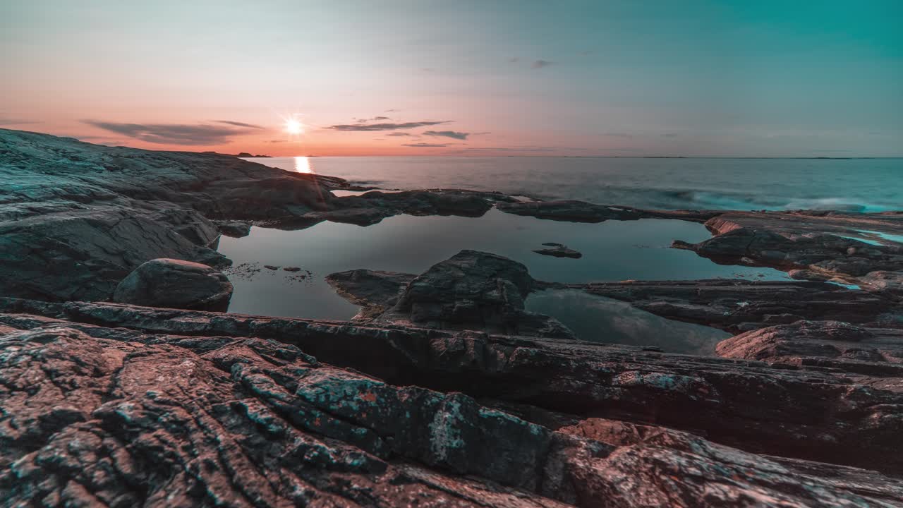 un timelapse de la hermosa puesta de sol sobre la costa rocosa cerca de la carretera atlántica, noruega