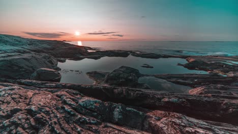 Un-Timelapse-De-La-Hermosa-Puesta-De-Sol-Sobre-La-Costa-Rocosa-Cerca-De-La-Carretera-Atlántica,-Noruega