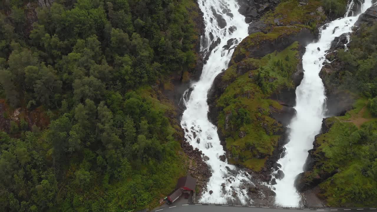 cascada de latefossen que cae en cascada por la montaña noruega de las tierras altas, vista aérea