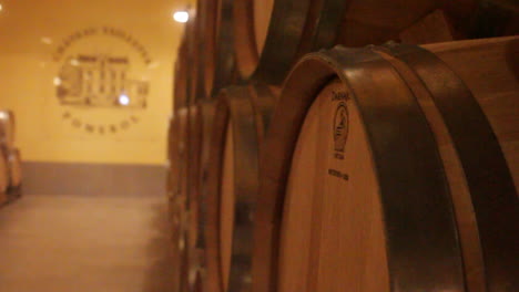 barriles de vino en una bodega