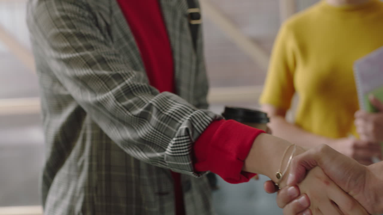 cerca de gente de negocios feliz conociendo a una mujer caucásica cliente estrechando la mano gente de negocios profesional colaborando planeando un acuerdo de asociación en la oficina de inicio