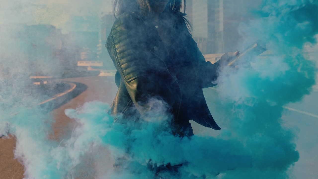 mujer bailando agitando bomba de humo azul en la calle de la ciudad bailarina de hip hop chica celebrando la libertad creativa con el baile en cámara lenta