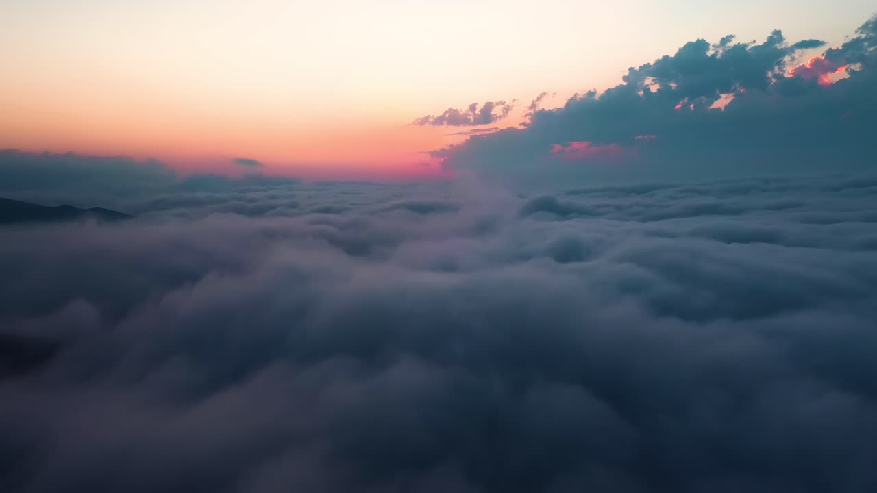 volando sobre las nubes con el sol tardío. amanecer o atardecer colorido fondo del cielo.