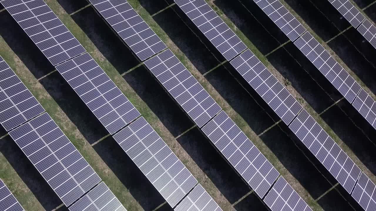 Schema diagonale aereo: schiera di pannelli solari che generano energia pulita