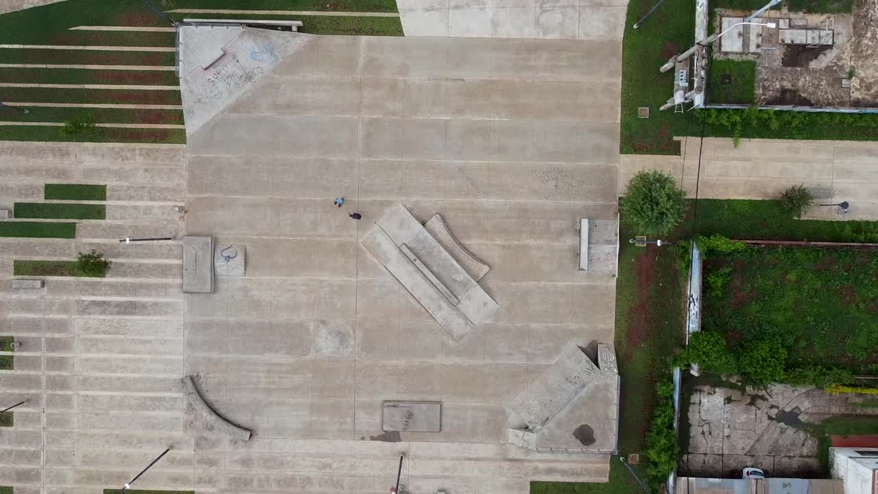 드론은 부드럽게 일어나서 스케이트 파크에서 스케이트를 치는 아이들을 내려다본다.