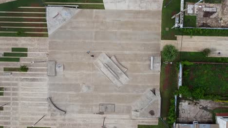 drone levántate suavemente y mira hacia abajo sobre los niños patinando en el parque de patinaje
