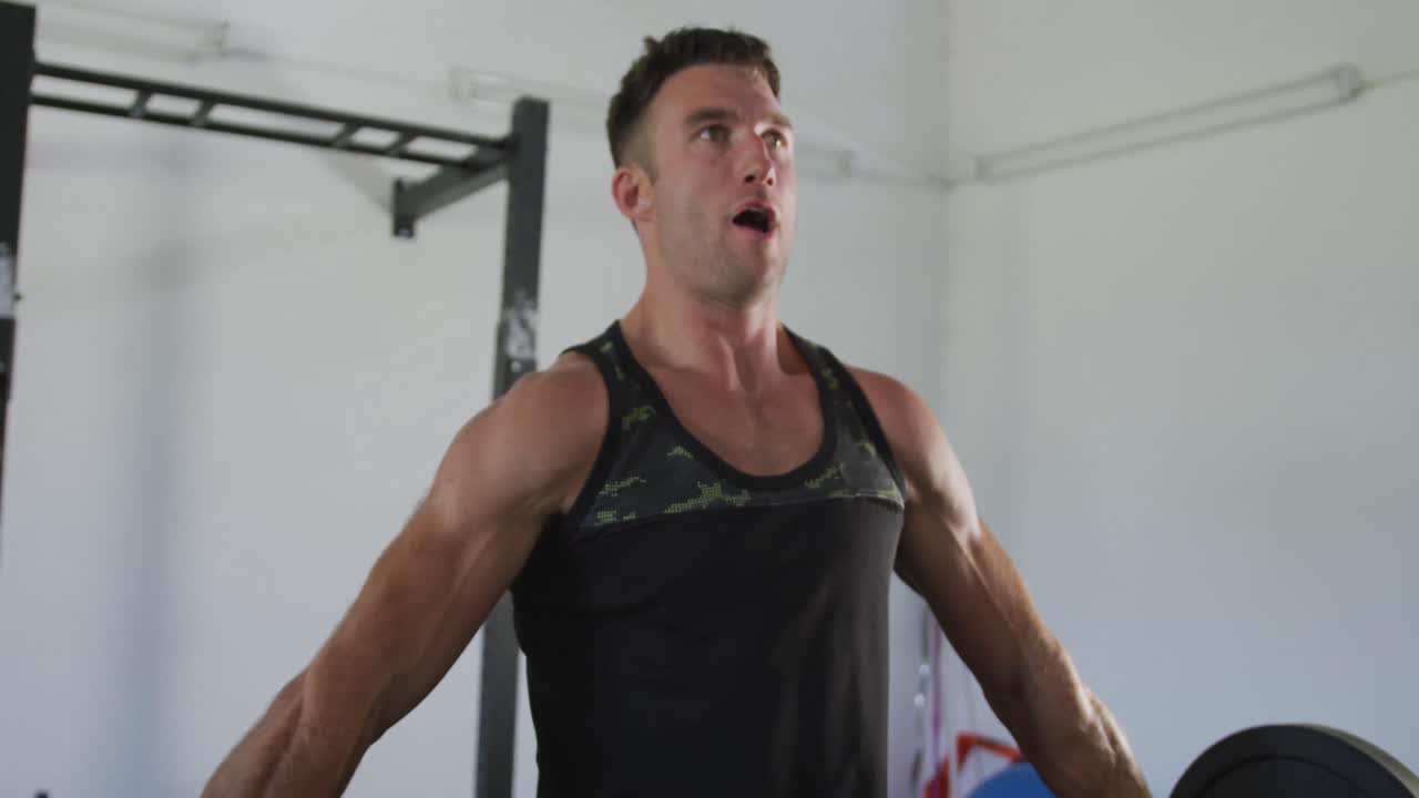 체력 적합한 백인 남성 운동, 운동, 체육관 내에서 무게를 들어 올리는