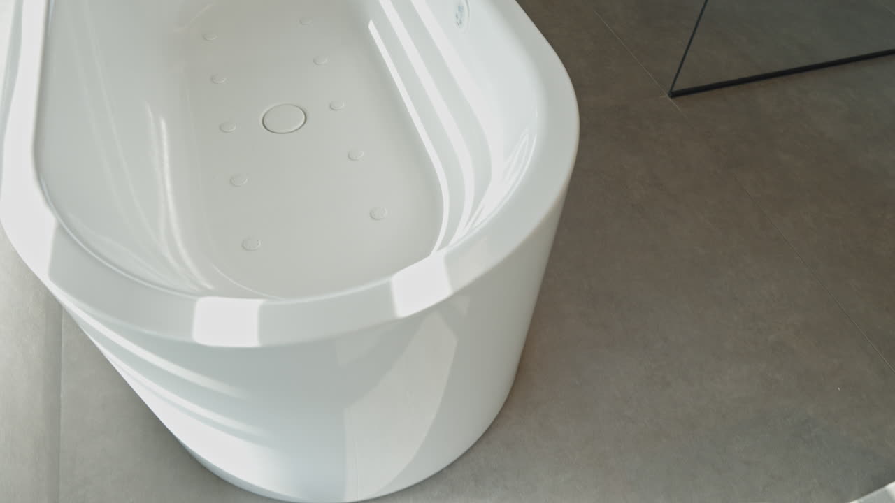 un baño minimalista italiano moderno en blanco prístino