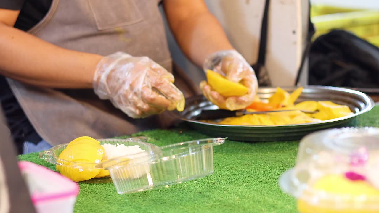 vendedor cortando mangos en un mercado bullicioso