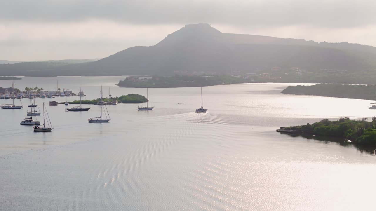 카타마란은 스페인 해역에서 카리브 해의 테이블베르그 쿠라소로 향하고 있습니다.