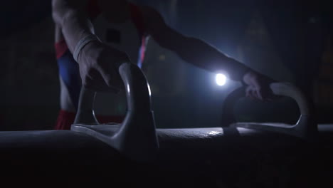 - primer plano de caballo de pommel sobre un fondo oscuro y humo en cámara lenta manos masculinas magnesia. preparación para la presentación