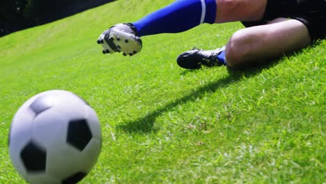 Jugador-De-Fútbol-Golpeando-Una-Pelota-En-El-Campo