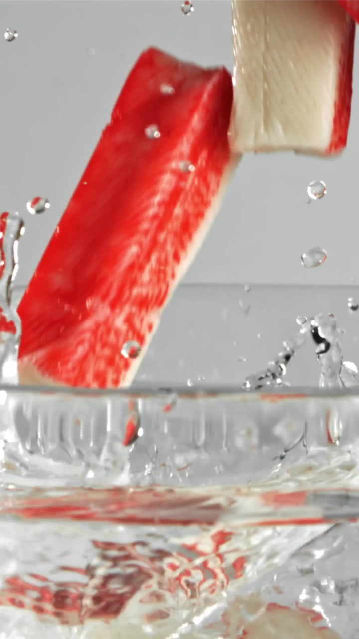 Surimi che schizza in acqua limpida al rallentatore