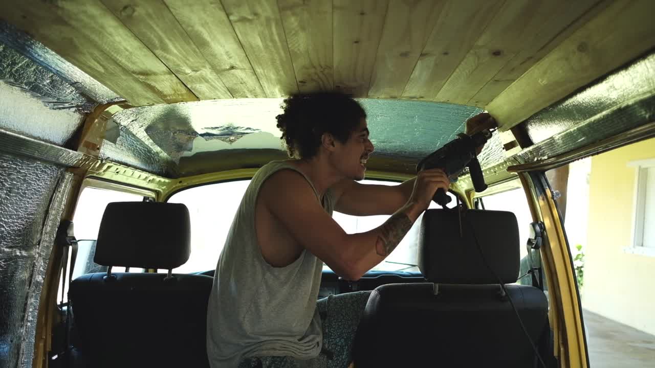 밴 에서 목재 천장을 만드는 사람