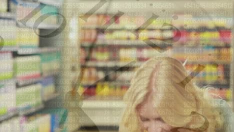 reloj y procesamiento de datos contra las mujeres que compran en la tienda de comestibles