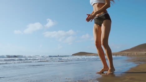 Hermosa-Chica-Atleta-Con-Hermosos-Pechos-En-Pantalones-Cortos-Negros-Y-Un-Top-Blanco-Se-Agacha-Y-Da-Un-Salto.-Entrenamiento-Circular-Para-El-Corazón.-Cámara-Lenta