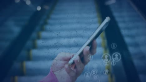 animación de redes de conexiones e iconos sobre mujeres caucásicas usando teléfonos inteligentes