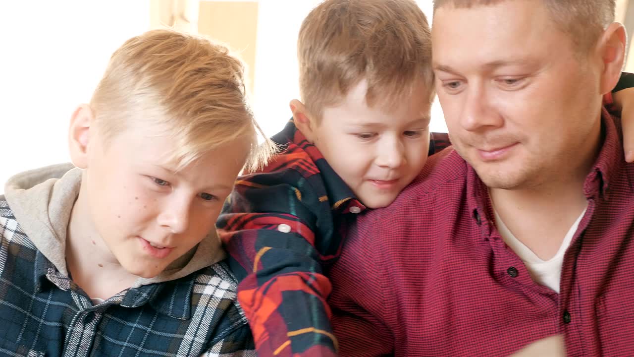 el padre es un taller de carpintería hijo. familia amigable en el interior.