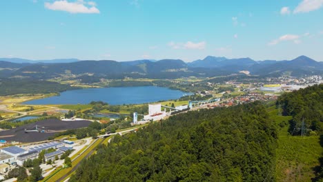 drones aéreos 4k imágenes de drones vista de šaleška dolina y sus lagos artificiales hechos de la minería de carbón