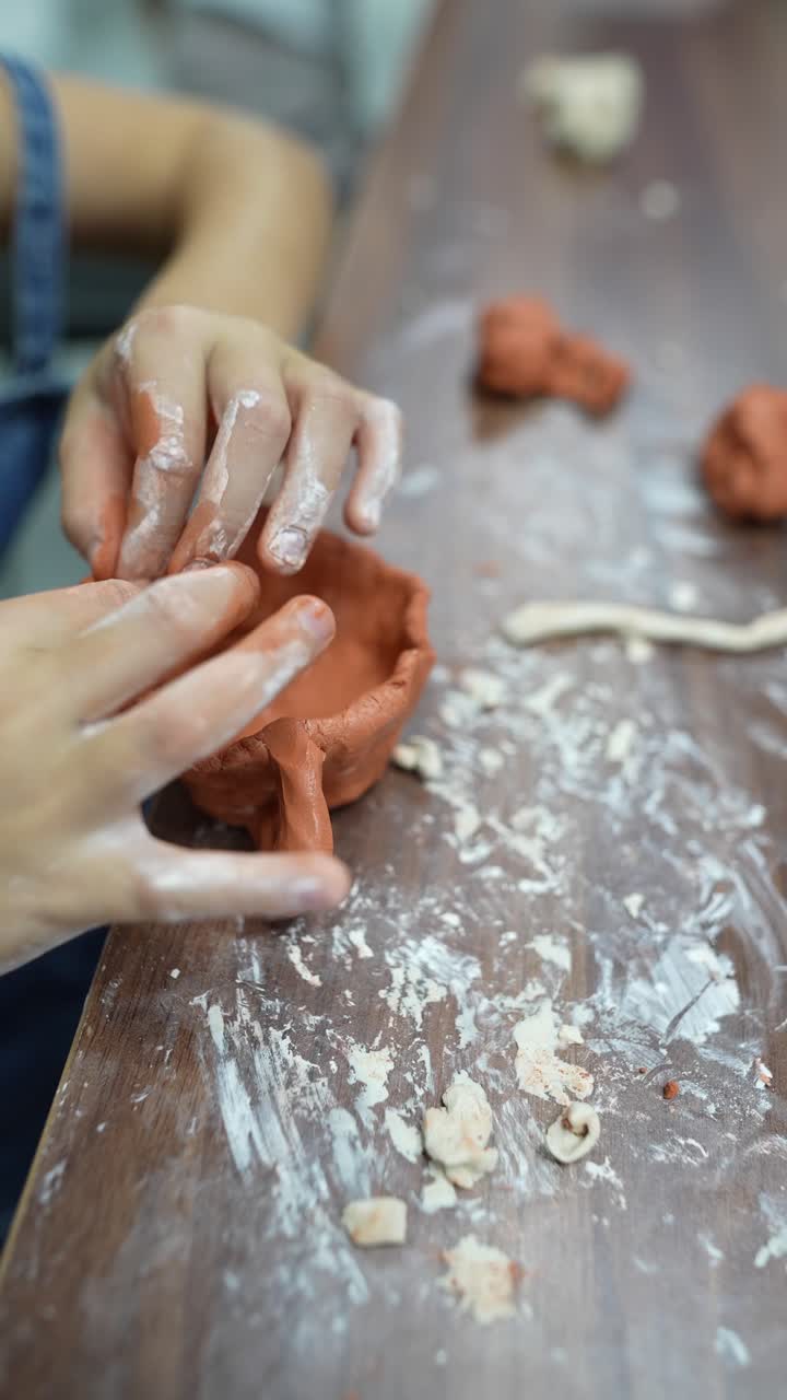 niño haciendo cerámica
