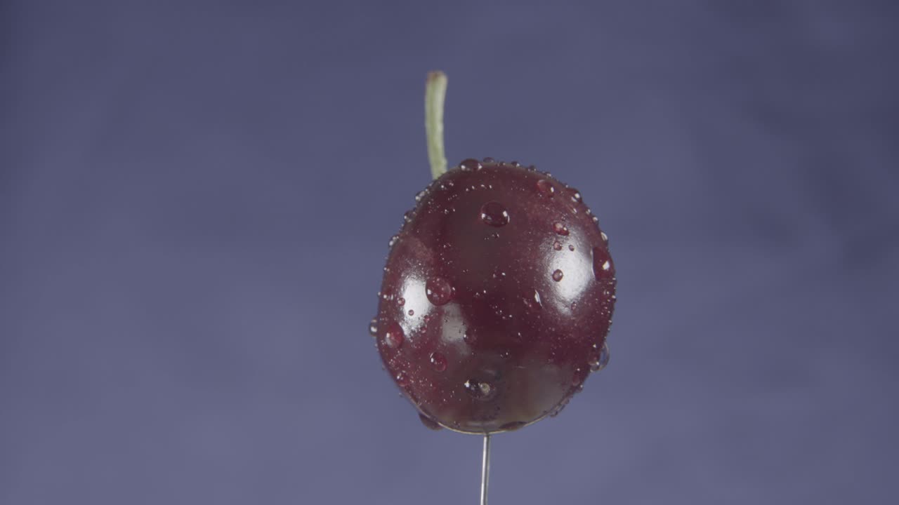 cereza girando con bucle en pantalla azul para la llave de croma