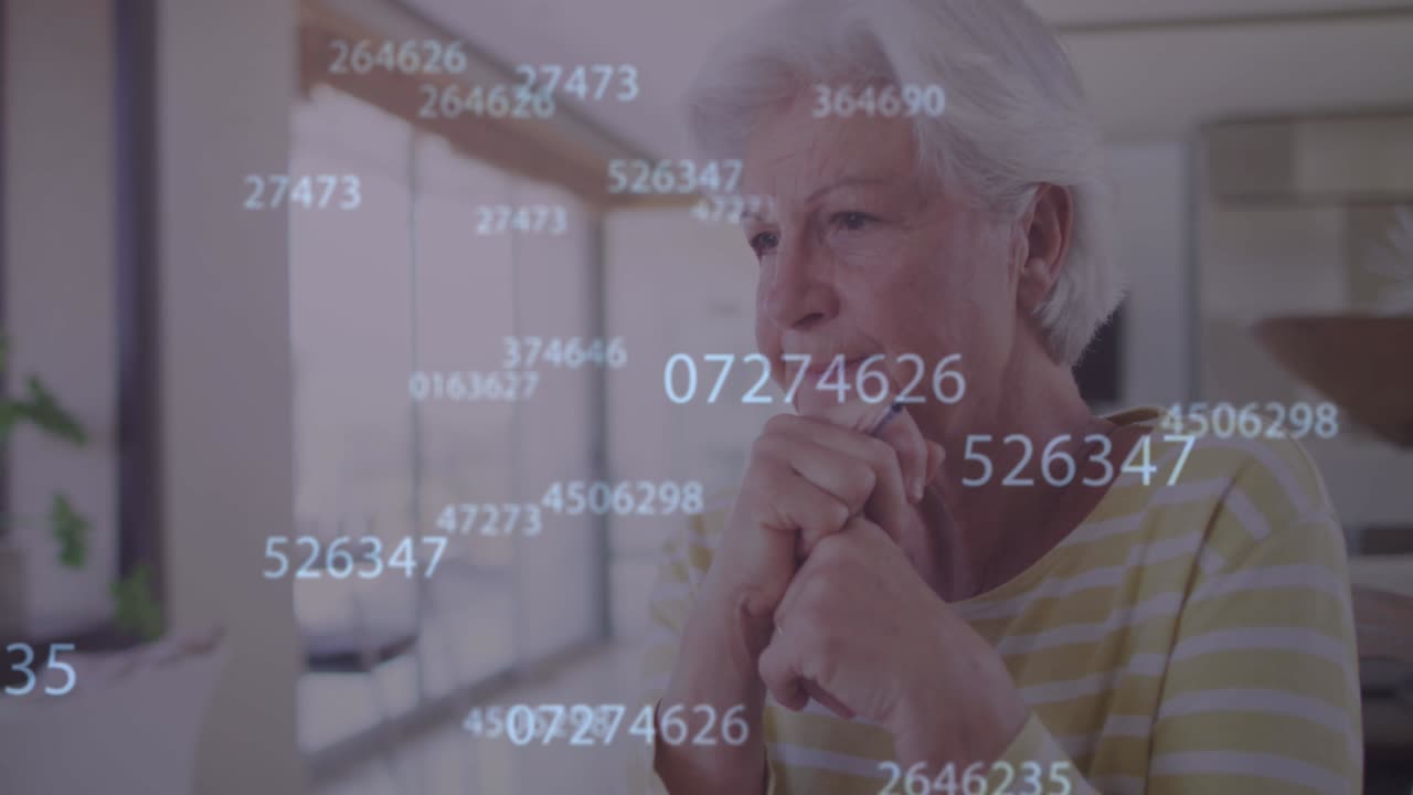 Animatie van verwerkende cijfers over peinzende Kaukasische oudere vrouw die thuis leunt
