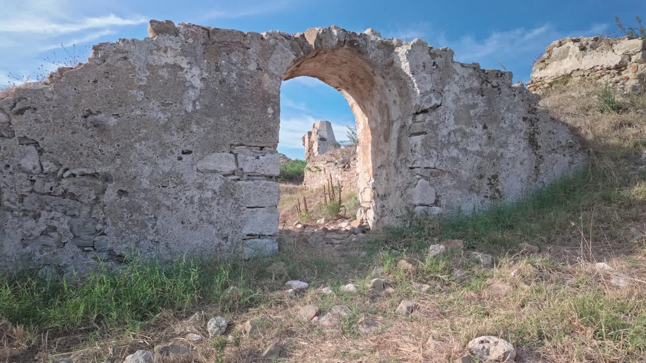 Akdeniz Antik Kalesinde Terk Edilmiş Harabe Kalıntılar Arasında Taş Kemer