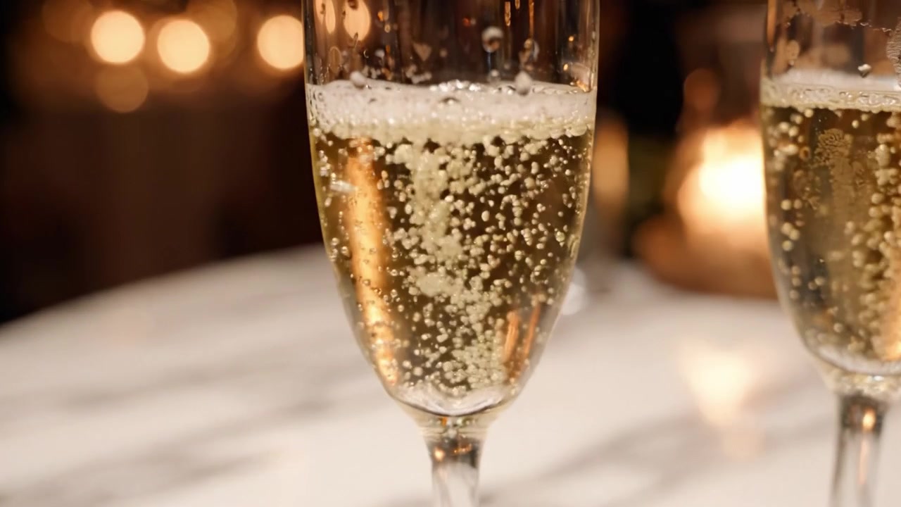 Celebrare i momenti: squisito vino spumante in eleganti calici con bollicine, catturato su uno sfondo delicatamente luminoso, perfetto per ogni occasione festiva