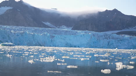 fjortende julibreen, también conocido como el glaciar del 14 de julio, isla de svalbard, noruega, panorama
