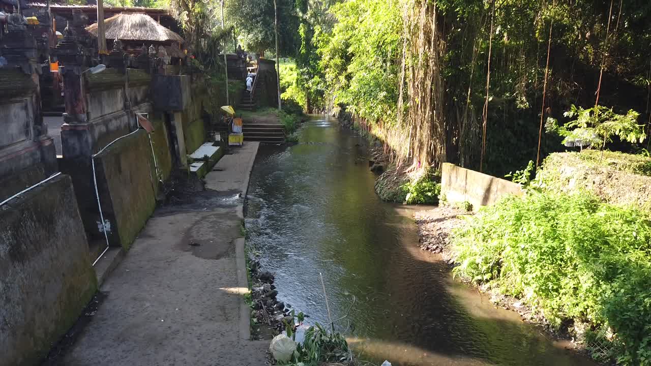 발리 의  ⁇  은 숲  ⁇  에 있는 강 에 전시 된 사원 인도네시아, 발리 힌두교 에서 기도 하는 의식