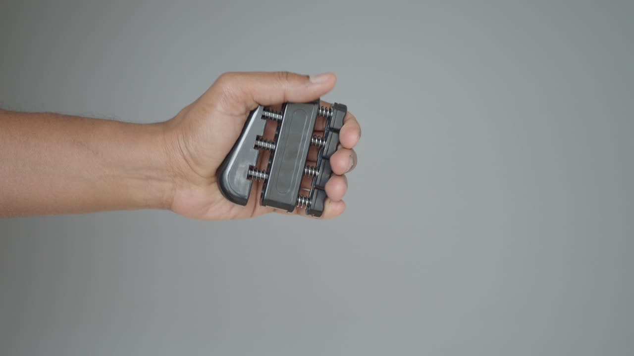 Primo piano di una mano che usa un esercitatore per dita per la forza di presa.