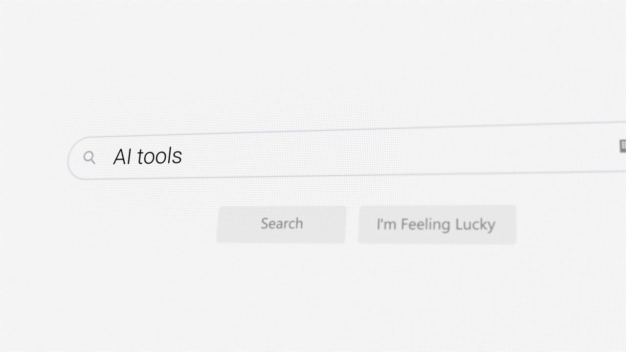 Søger efter AI-værktøjer på internetbrowser