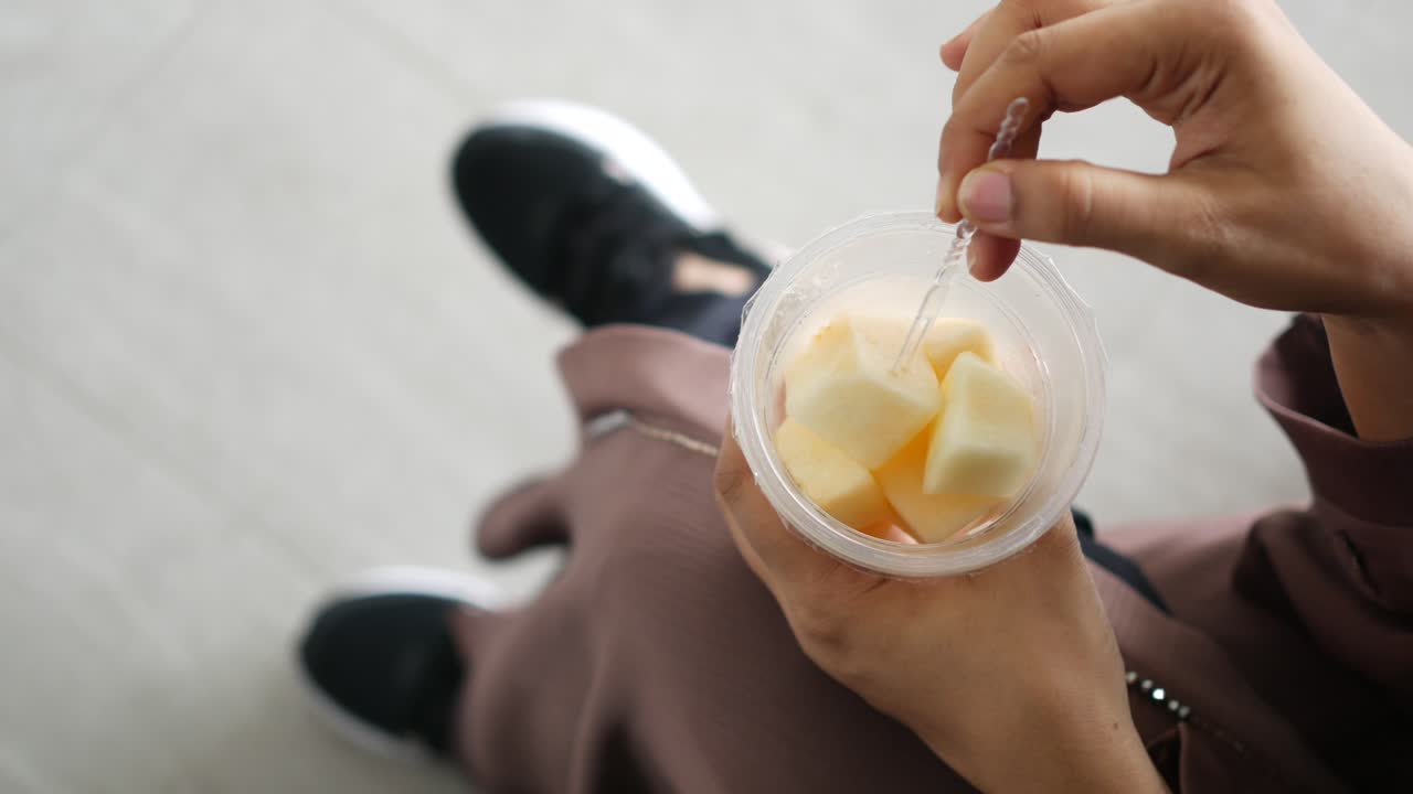 접시에 파파야 조각