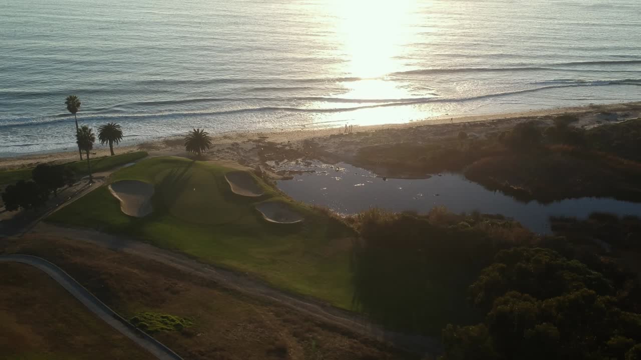 해가 질 때 오션사이드 전망이 있는 골프 코스의 조감도