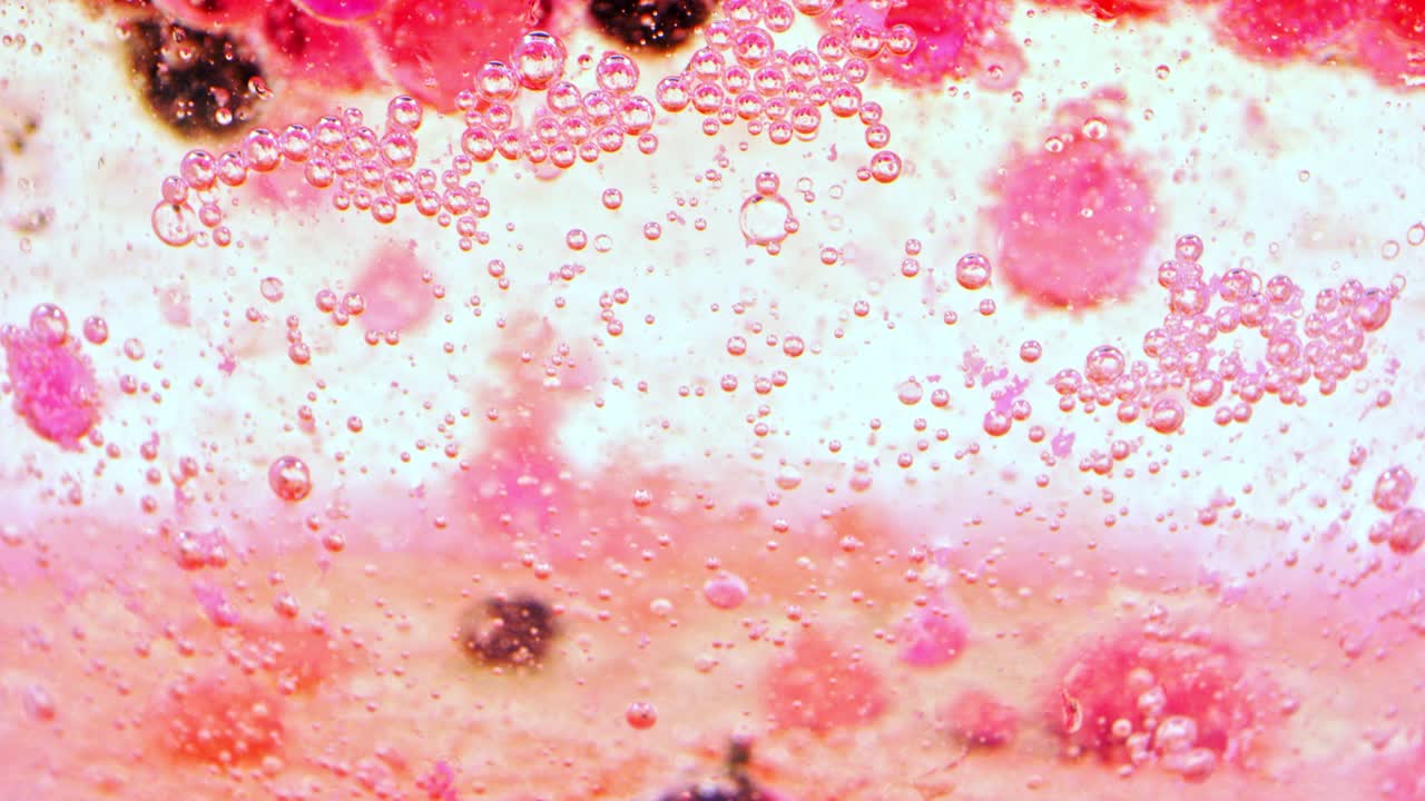 유리 뒤에 잉크가 있는 기름과 물에 있는 거품