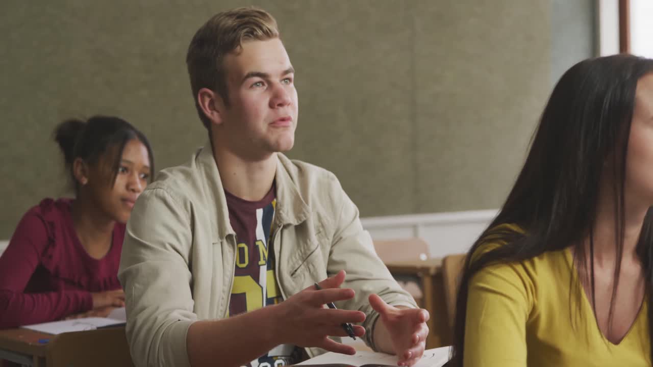 un chico de secundaria caucásico haciendo una pregunta