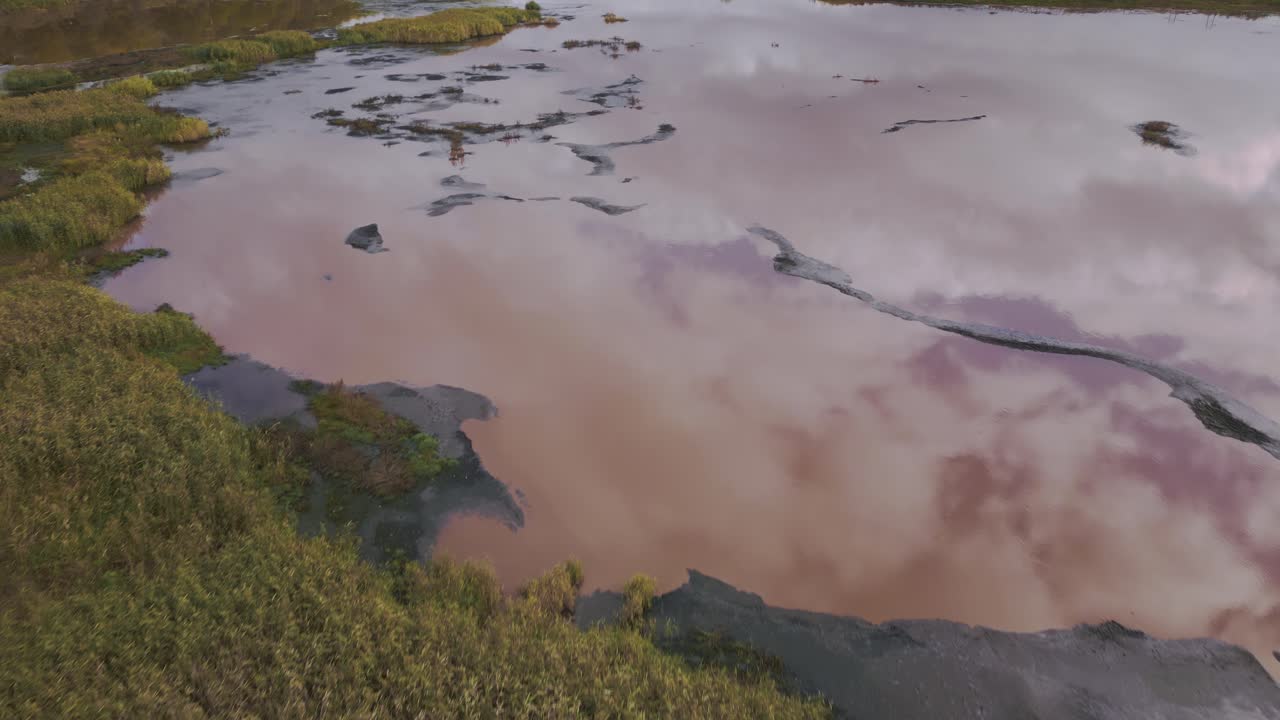 drone vuela bajo sobre la superficie de un