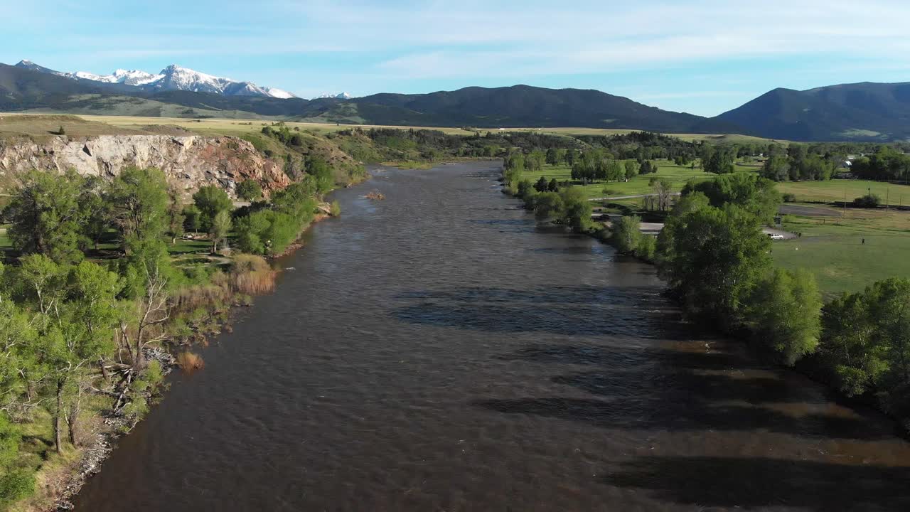 fluir libremente río yellowstone livingston montana estados unidos revelar