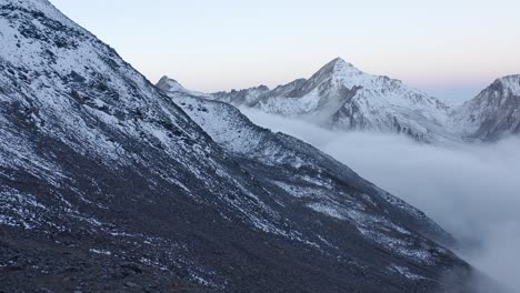 Genie-Mountain---Low-Clouds-Surrounding-Snowy-Mountain-Slopes-In-Sichuan,-China