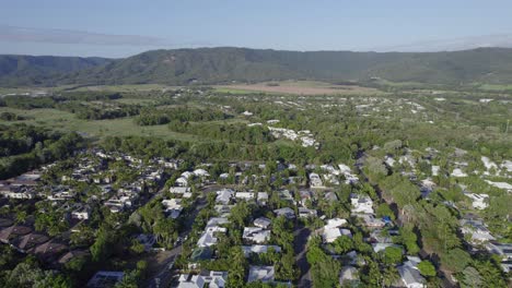 Villas-Y-Apartamentos-De-Vacaciones-Con-Frondosos-árboles-Verdes-En-Port-Douglas,-Norte-De-Queensland