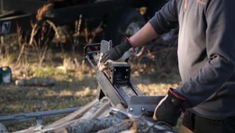 Mittlerer-Schuss-Eines-Mannes,-Der-Eine-Holzschneidemaschine-Verwendet,-Um-Holz-Zu-Spalten,-In-österbotten,-Finnland