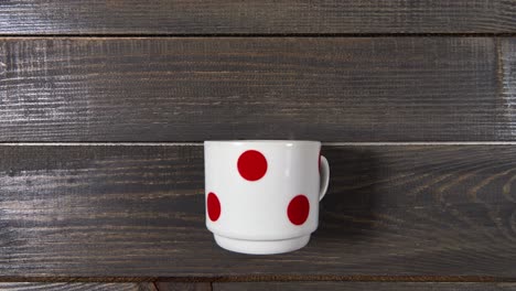 taza de café caliente en una mesa de madera