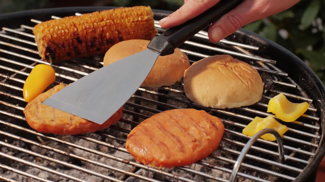 Burger vegetariano arancione alla griglia, burger di carote e avena con mais e peperone giallo, barbecue vegetariano, burger di patate alla griglia