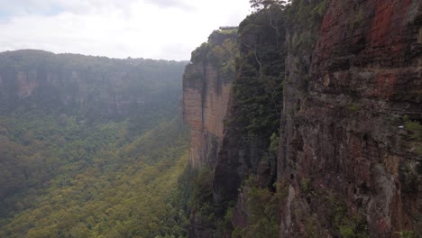 acantilados rocosos y bosque en tres hermanas montañas azules sydney, australia